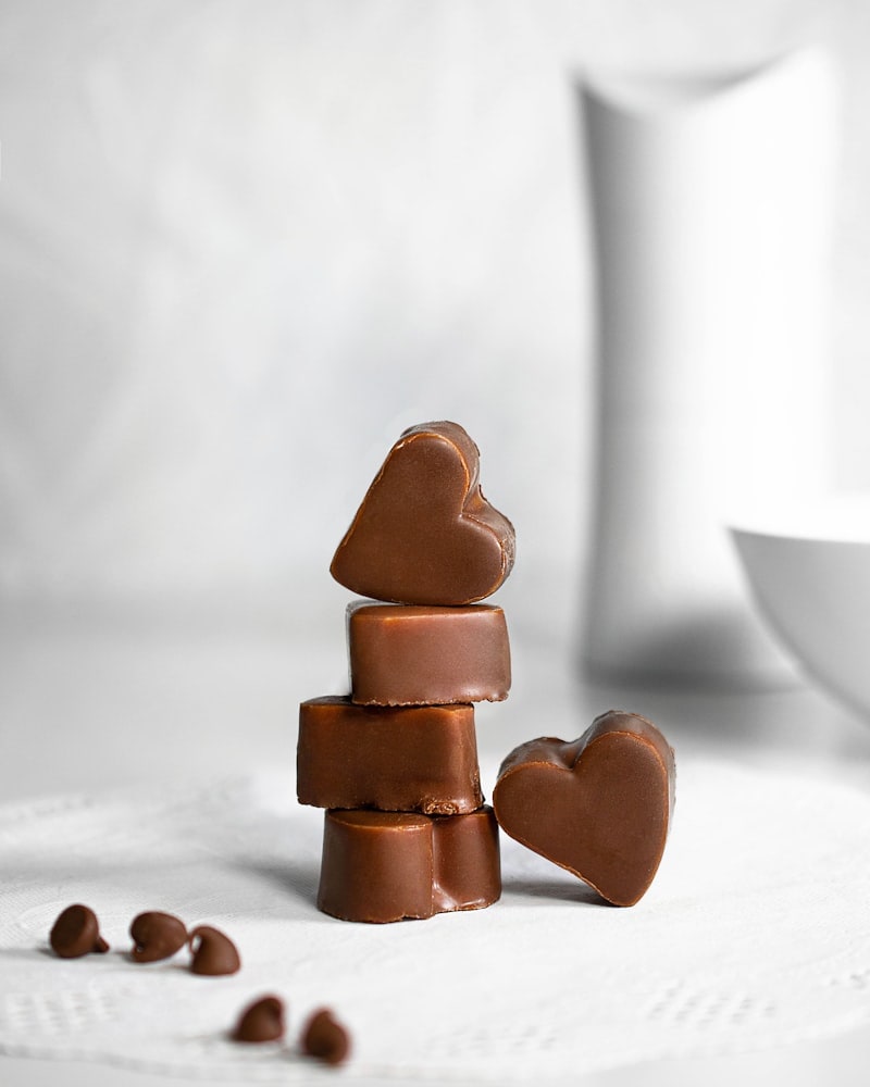 Coco Jalila chocolate bar with cocoa powder and cacao nibs
